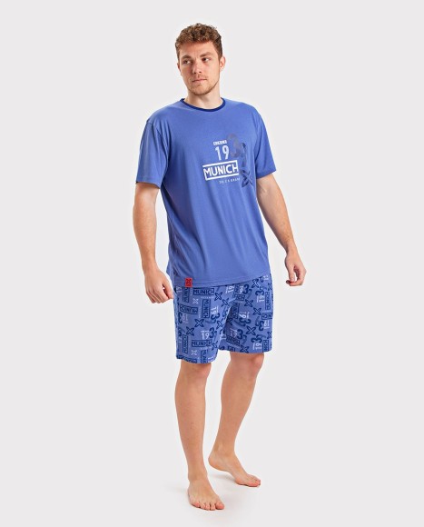 Pijama hombre manga corta azul plomo con dibujo frontal y pantalón estampado