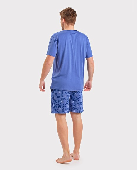 Pijama hombre manga corta azul plomo con dibujo frontal y pantalón estampado