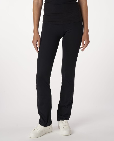 Pantalon recto color negro...