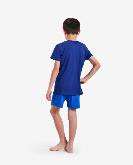 Pijama niño en tonos azules y corte frontal en la camiseta