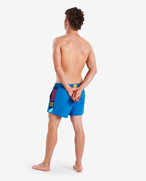 Bañador medio de hombre azul eléctrico con logotipo estampado en el lateral Bañador medio de hombre azul eléctrico con logotipo estampado en el lateral