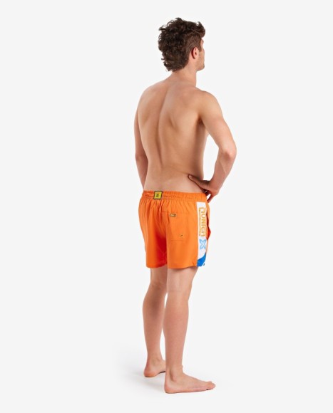 Bañador medio de hombre naranja con logotipo estampado en el lateral Bañador medio de hombre naranja con logotipo estampado en el lateral