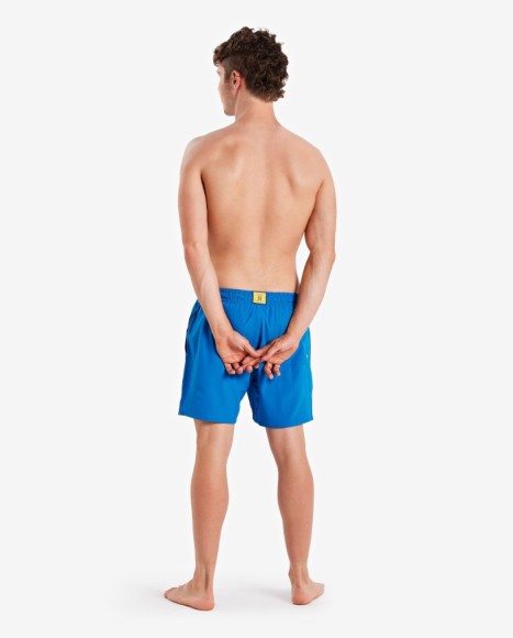 Bañador largo de hombre azul eléctrico con vivo lateral a contraste y logotipo estampado Bañador largo de hombre azul eléctrico con vivo lateral a contraste y logotipo estampado