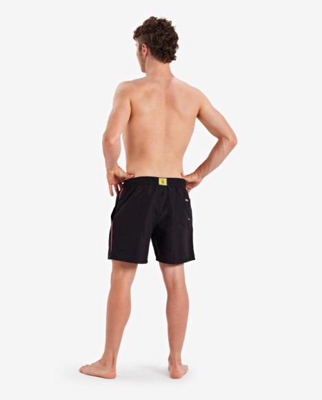 Bañador largo de hombre negro con vivo lateral a contraste y logotipo estampado Bañador largo de hombre negro con vivo lateral a contraste y logotipo estampado