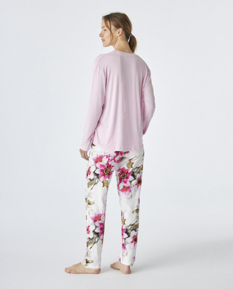 Pijama de mujer de tejifdo modal en color rosa con flores Pijama de mujer de tejifdo modal en color rosa con flores