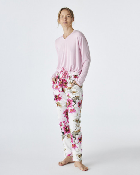 Pijama de mujer de tejifdo modal en color rosa con flores Pijama de mujer de tejifdo modal en color rosa con flores