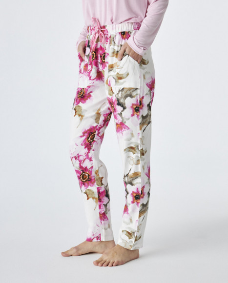 Pijama de mujer de tejifdo modal en color rosa con flores Pijama de mujer de tejifdo modal en color rosa con flores