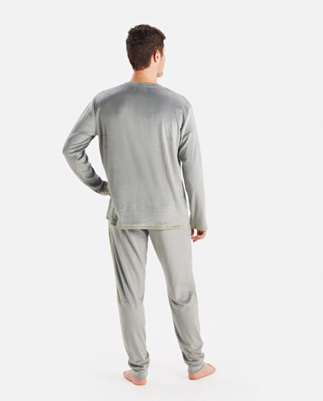 Pijama para hombre de terciopelo en color gris Pijama para hombre de terciopelo en color gris