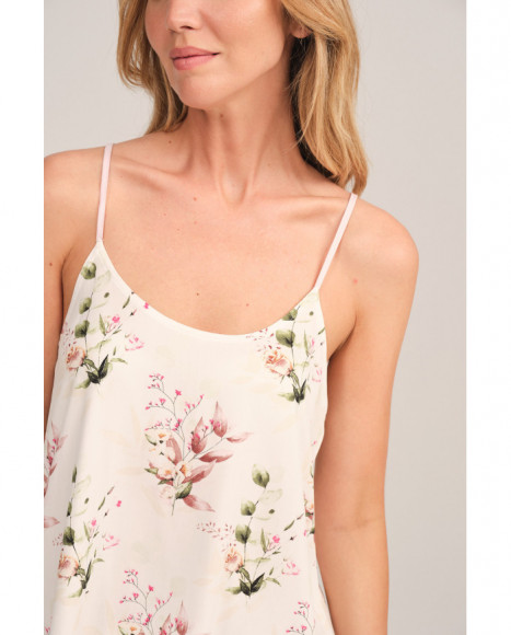 Pijama corto mujer en rosa con cuello en V y estampado floral Pijama corto mujer en rosa con cuello en V y estampado floral