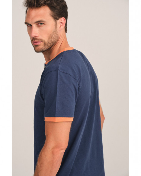 Pijama hombre azul con detalles naranja y pantalón gris Pijama hombre azul con detalles naranja y pantalón gris