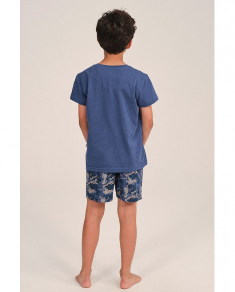Pijama de niño en azul con estampado gráfico y bermuda camuflaje
