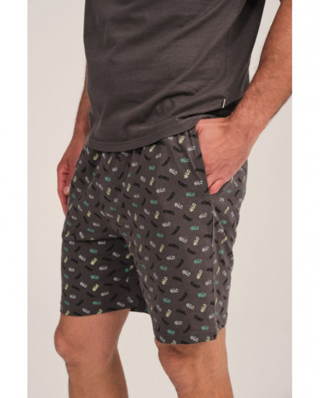 Pijama de hombre en gris con estampado skater Pijama de hombre en gris con estampado skater