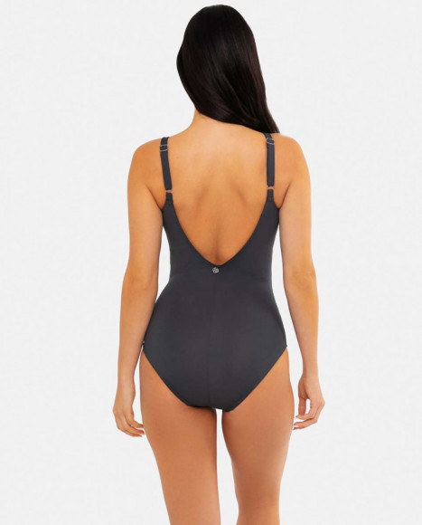 Bañador para mujer en color negro con escote en la espalda. Bañador para mujer en color negro con escote en la espalda.