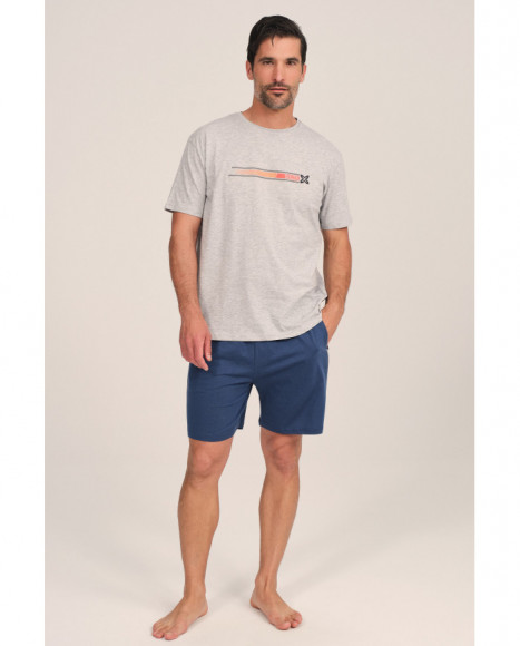 Pijama corto para hombre en gris y azul con estampado deportivo.