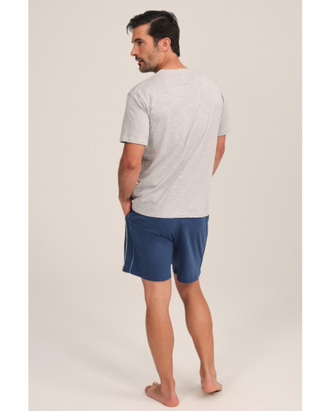 Pijama corto para hombre en gris y azul con estampado deportivo.