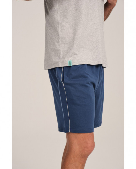 Pijama corto para hombre en gris y azul con estampado deportivo.