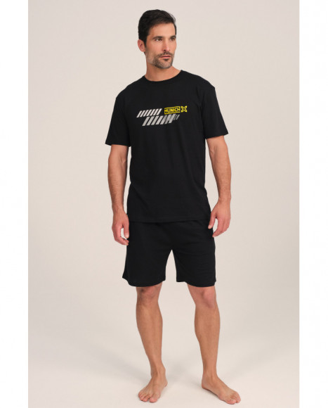 Pijama corto para hombre en negro con estampado gráfico moderno.
