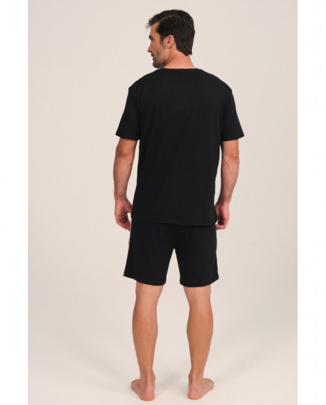 Pijama corto para hombre en negro con estampado gráfico moderno. Pijama corto para hombre en negro con estampado gráfico moderno.