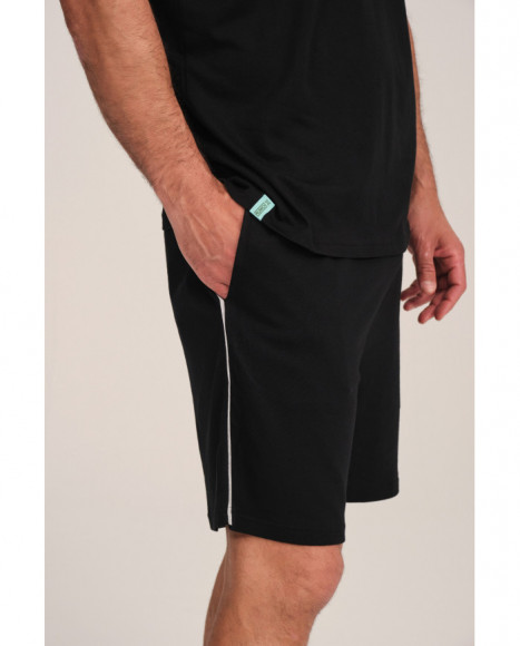 Pijama corto para hombre en negro con estampado gráfico moderno. Pijama corto para hombre en negro con estampado gráfico moderno.