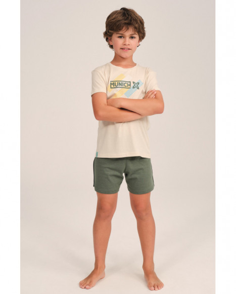 Pijama de manga corta para niño en beige y verde con estampado Munich.