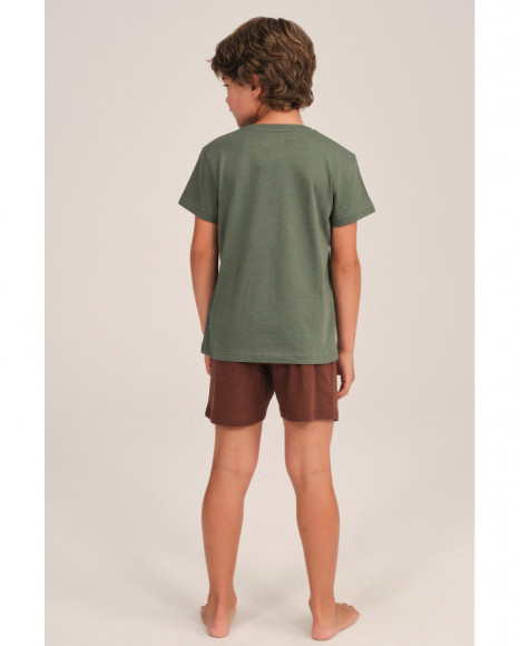 Pijama de manga corta para niño en verde y marrón con estampado Munich. Pijama de manga corta para niño en verde y marrón con estampado Munich.