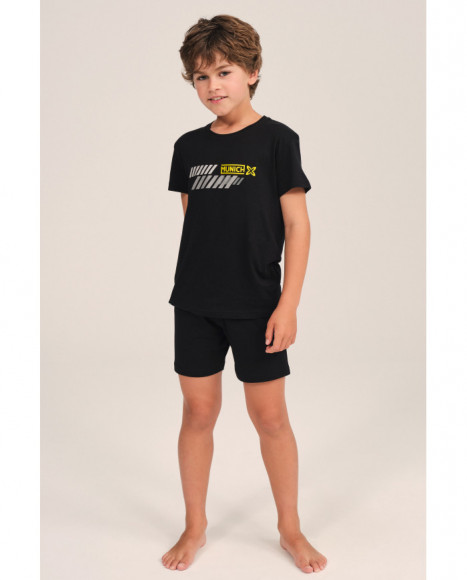 Pijama de manga corta para niño en negro con detalles Munich. Pijama de manga corta para niño en negro con detalles Munich.