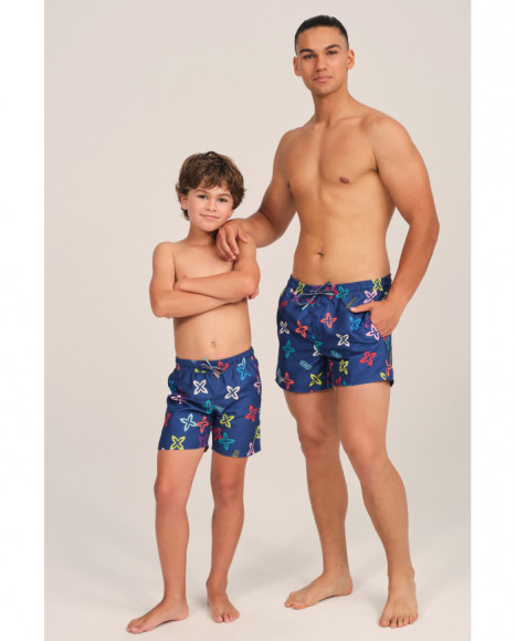 Bañador para niño en azul con estampado multicolor colección Munich. Bañador para niño en azul con estampado multicolor colección Munich.