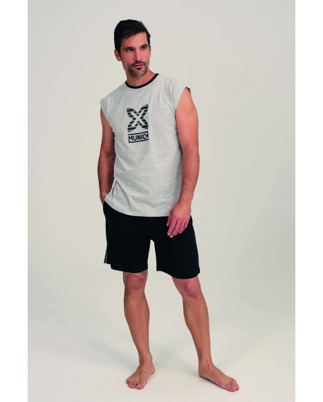 Pijama sin mangas para hombre en gris con logo y pantalón negro. Pijama sin mangas para hombre en gris con logo y pantalón negro.