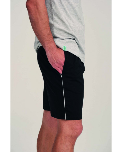 Pijama sin mangas para hombre en gris con logo y pantalón negro. Pijama sin mangas para hombre en gris con logo y pantalón negro.