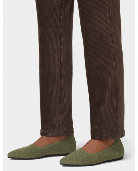 Pantalón mujer color marron tejido pana, con ajuste relajado Pantalón mujer color marron tejido pana, con ajuste relajado