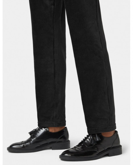 Pantalón mujer color negro tejido pana, tiro alto, corte recto con ajuste relajado y bolsillos