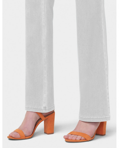 Pantalón mujer color gris corte baby bootcut, y bolsillos traseros funcionales
