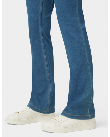 Pantalón mujer color azul corte baby bootcut, con ajuste favorecedor Pantalón mujer color azul corte baby bootcut, con ajuste favorecedor