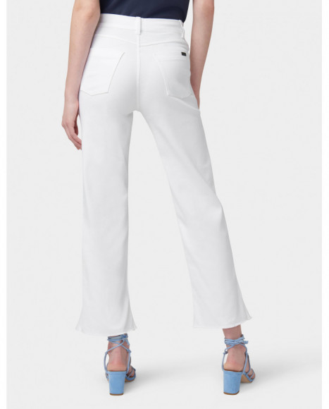 Pantalón mujer color blanco bajo con volante deshilachado, para un look casual o de noche Pantalón mujer color blanco bajo con volante deshilachado, para un look casual o de noche