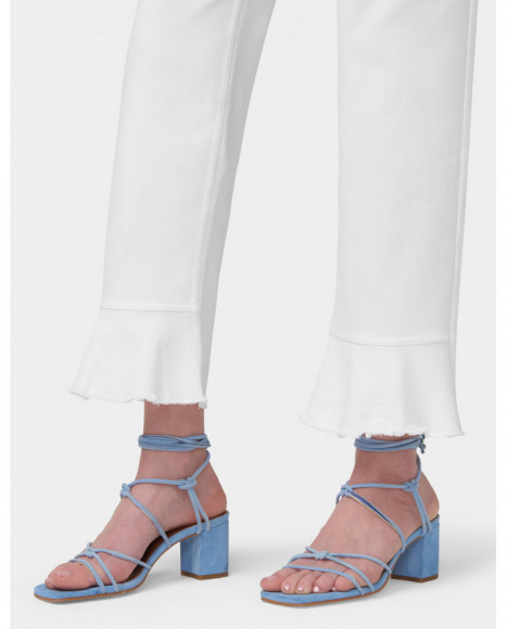 Pantalón mujer color blanco bajo con volante deshilachado, para un look casual o de noche Pantalón mujer color blanco bajo con volante deshilachado, para un look casual o de noche