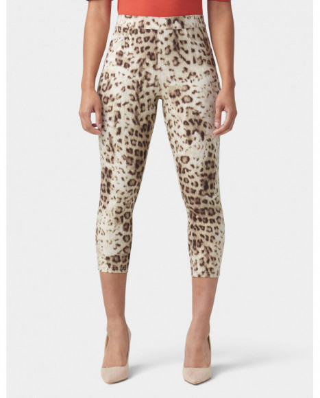 Pantalón capri mujer estampado leopardo color beige, con bolsillos traseros funcionales Pantalón capri mujer estampado leopardo color beige, con bolsillos traseros funcionales