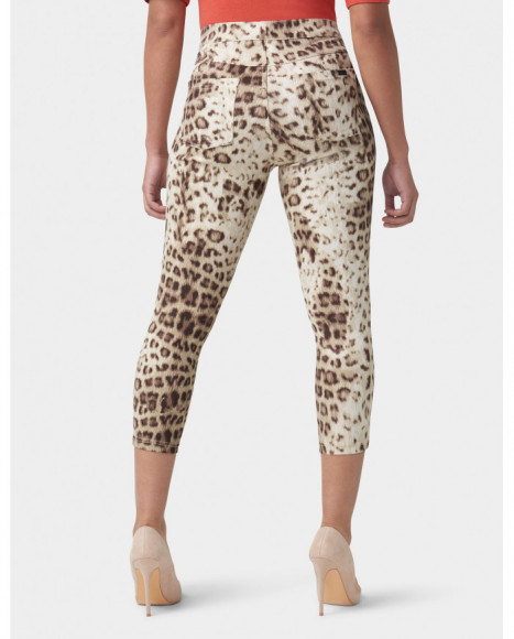 Pantalón capri mujer estampado leopardo color beige, con bolsillos traseros funcionales Pantalón capri mujer estampado leopardo color beige, con bolsillos traseros funcionales