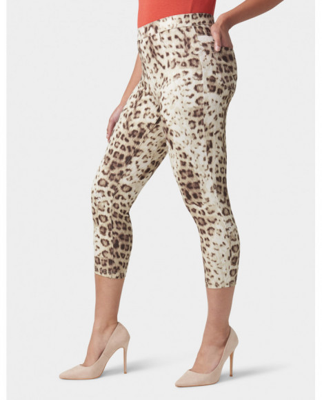 Pantalón capri mujer estampado leopardo color beige, con bolsillos traseros funcionales Pantalón capri mujer estampado leopardo color beige, con bolsillos traseros funcionales