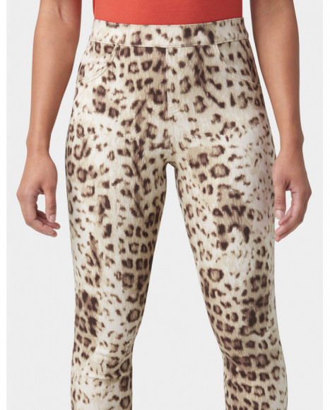 Pantalón capri mujer estampado leopardo color beige, con bolsillos traseros funcionales Pantalón capri mujer estampado leopardo color beige, con bolsillos traseros funcionales