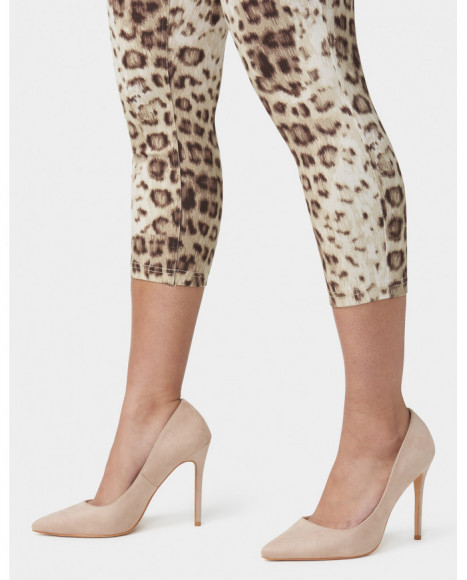 Pantalón capri mujer estampado leopardo color beige, con bolsillos traseros funcionales Pantalón capri mujer estampado leopardo color beige, con bolsillos traseros funcionales