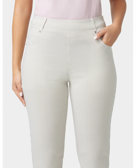 Pantalón mujer estampado de rayas color blanco, corte cigarette y tejido que no se arruga Pantalón mujer estampado de rayas color blanco, corte cigarette y tejido que no se arruga