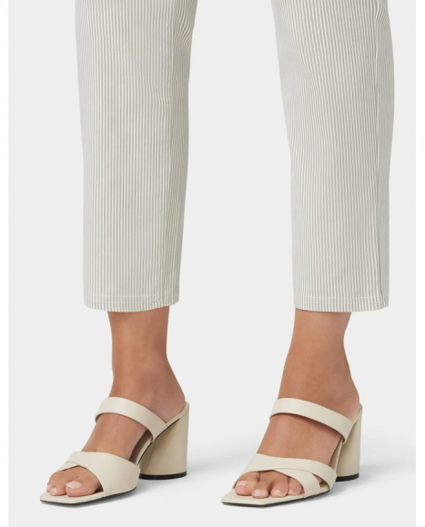 Pantalón mujer estampado de rayas color blanco, corte cigarette y tejido que no se arruga Pantalón mujer estampado de rayas color blanco, corte cigarette y tejido que no se arruga