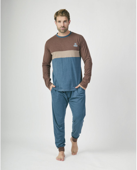Conjunto de pijama largo para hombre en tonos marrón y azul.