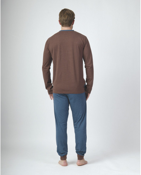Conjunto de pijama largo para hombre en tonos marrón y azul. Conjunto de pijama largo para hombre en tonos marrón y azul.