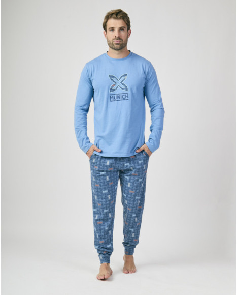 Pijama de manga larga para hombre en azul con pantalón estampado.