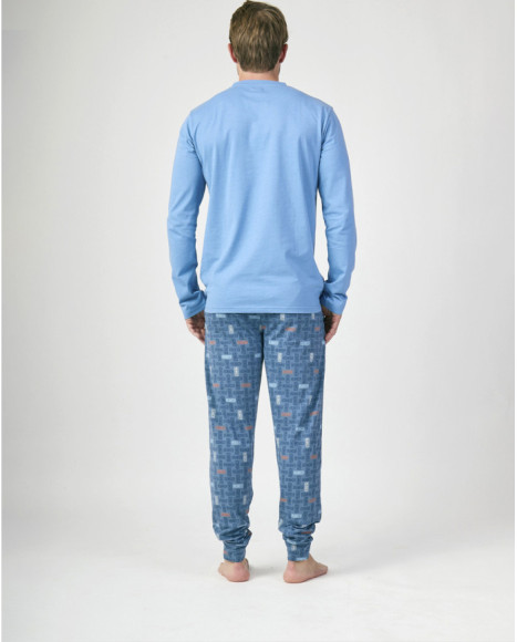 Pijama de manga larga para hombre en azul con pantalón estampado. Pijama de manga larga para hombre en azul con pantalón estampado.
