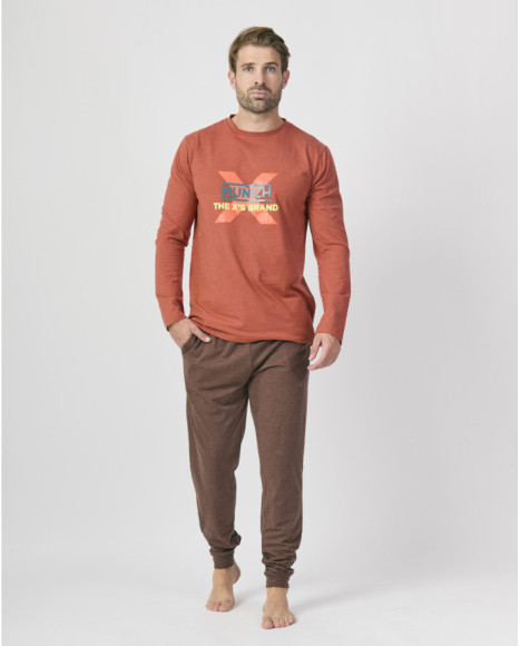 Pijama largo para hombre en teja con pantalón marrón y estampado frontal.