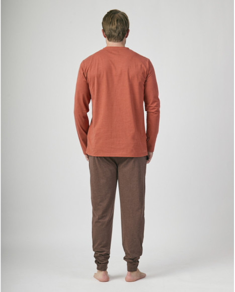 Pijama largo para hombre en teja con pantalón marrón y estampado frontal. Pijama largo para hombre en teja con pantalón marrón y estampado frontal.