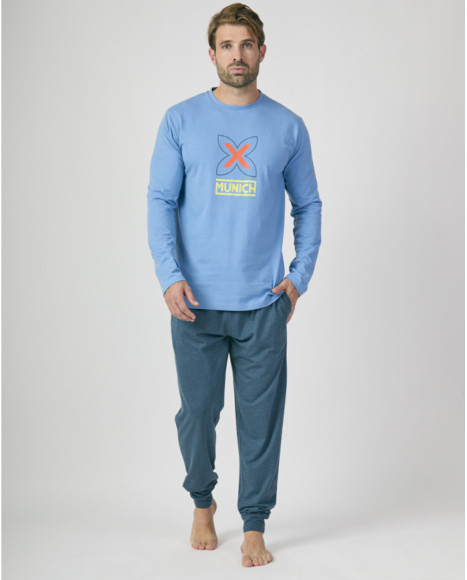 Pijama de hombre azul con camiseta estampada y pantalón largo liso.