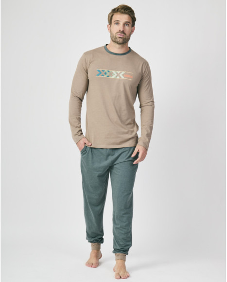Pijama para hombre en tono beige y verde con diseño gráfico en el pecho.